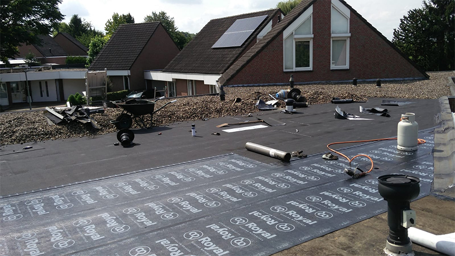Plat dak in uitvoering door Cox Installatie en Dakdekkersbedrijf